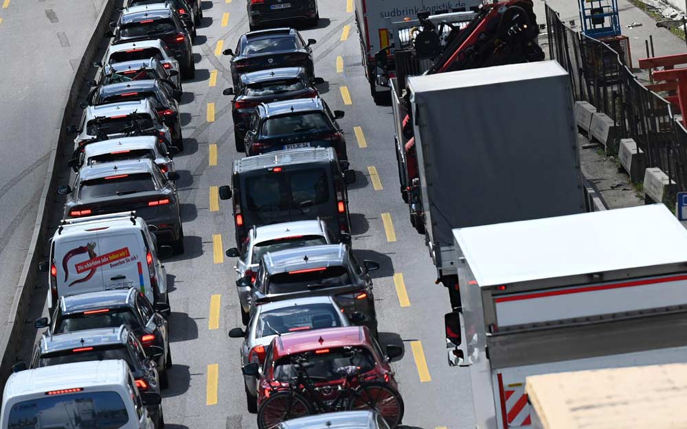 Auto e Autoarticolati in Coda in Autostrada